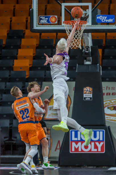 的主教练更 的主教练更